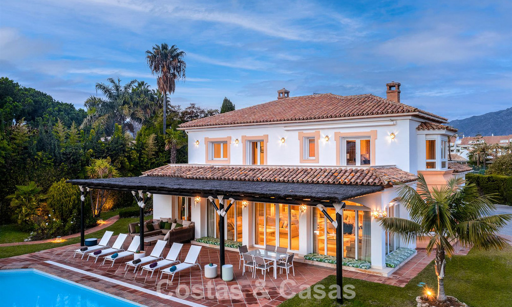 Luxueuze villa met mediterrane bouwstijl te koop op loopafstand van het strand en voorzieningen in Guadalmina Baja, Marbella 783081