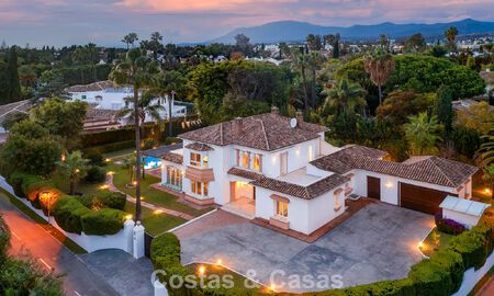 Luxueuze villa met mediterrane bouwstijl te koop op loopafstand van het strand en voorzieningen in Guadalmina Baja, Marbella 783082