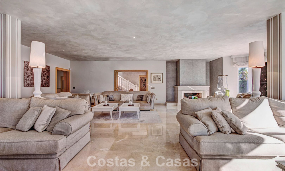 Luxueuze villa met mediterrane bouwstijl te koop op loopafstand van het strand en voorzieningen in Guadalmina Baja, Marbella 783084