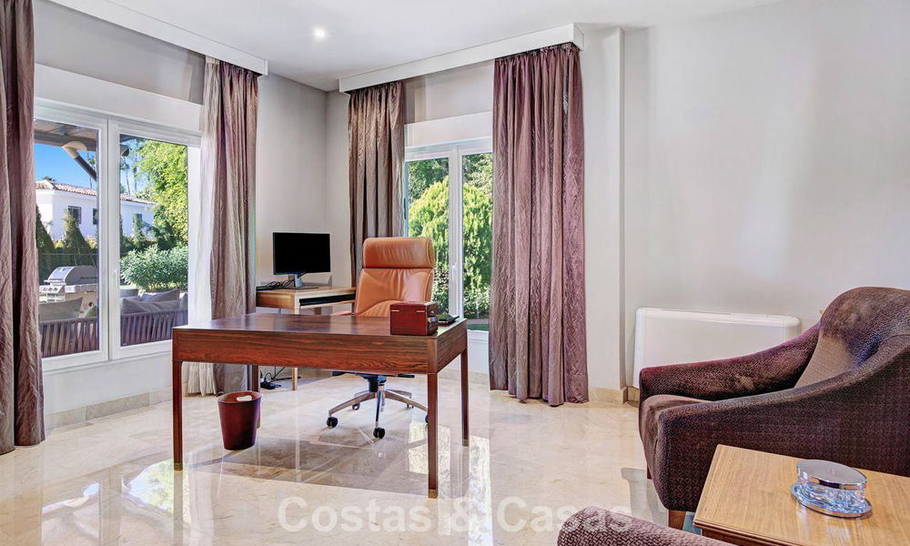 Luxueuze villa met mediterrane bouwstijl te koop op loopafstand van het strand en voorzieningen in Guadalmina Baja, Marbella 783085