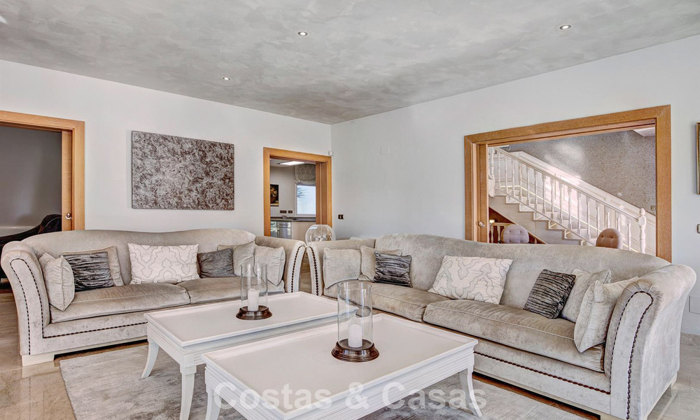 Luxueuze villa met mediterrane bouwstijl te koop op loopafstand van het strand en voorzieningen in Guadalmina Baja, Marbella 783087