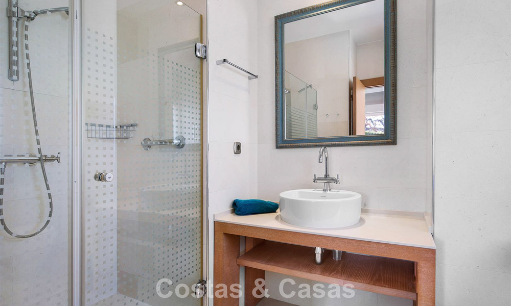 Luxueuze villa met mediterrane bouwstijl te koop op loopafstand van het strand en voorzieningen in Guadalmina Baja, Marbella 783089