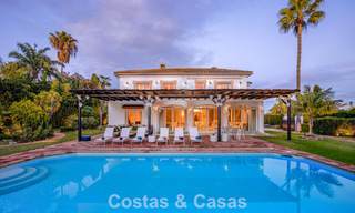 Luxueuze villa met mediterrane bouwstijl te koop op loopafstand van het strand en voorzieningen in Guadalmina Baja, Marbella 783097 