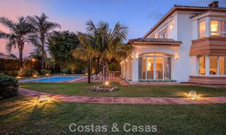 Luxueuze villa met mediterrane bouwstijl te koop op loopafstand van het strand en voorzieningen in Guadalmina Baja, Marbella 783098 