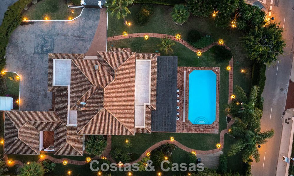 Luxueuze villa met mediterrane bouwstijl te koop op loopafstand van het strand en voorzieningen in Guadalmina Baja, Marbella 783100