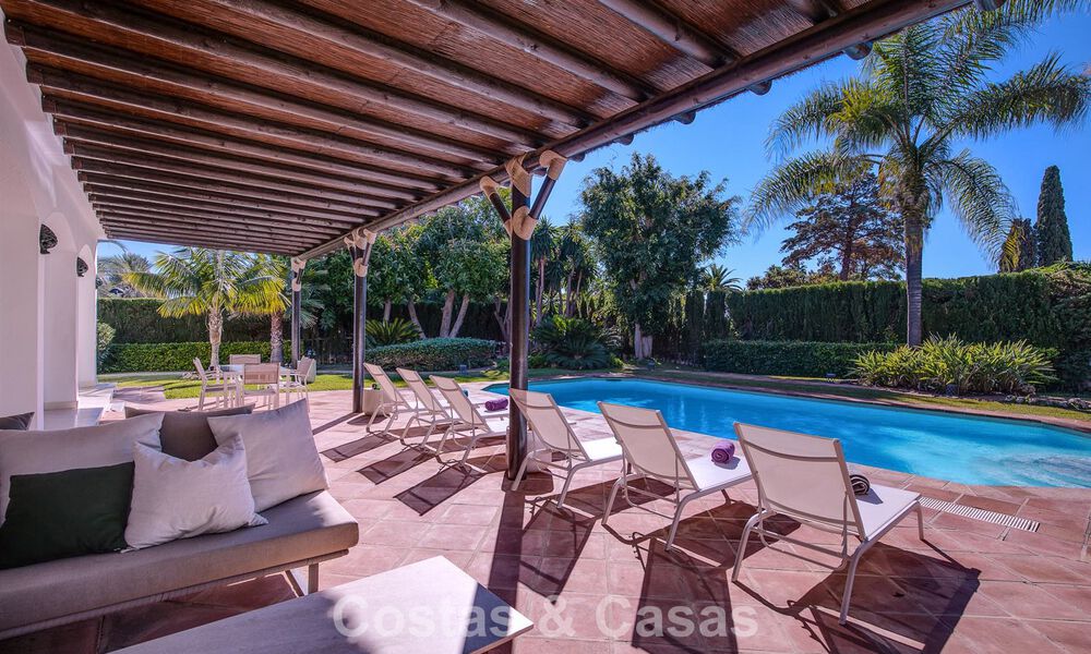 Luxueuze villa met mediterrane bouwstijl te koop op loopafstand van het strand en voorzieningen in Guadalmina Baja, Marbella 783101