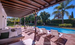 Luxueuze villa met mediterrane bouwstijl te koop op loopafstand van het strand en voorzieningen in Guadalmina Baja, Marbella 783101 