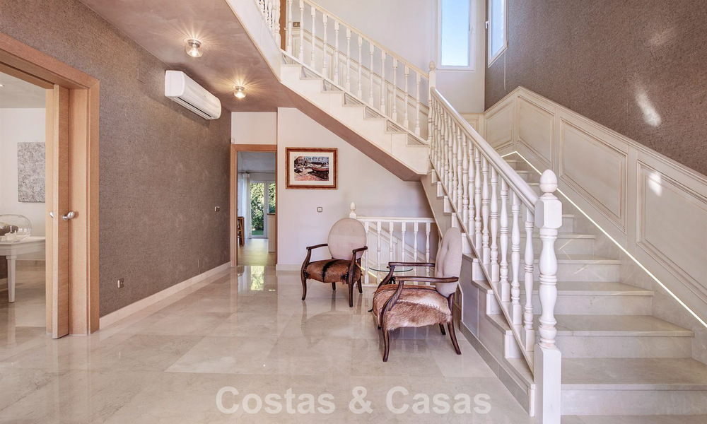 Luxueuze villa met mediterrane bouwstijl te koop op loopafstand van het strand en voorzieningen in Guadalmina Baja, Marbella 783103