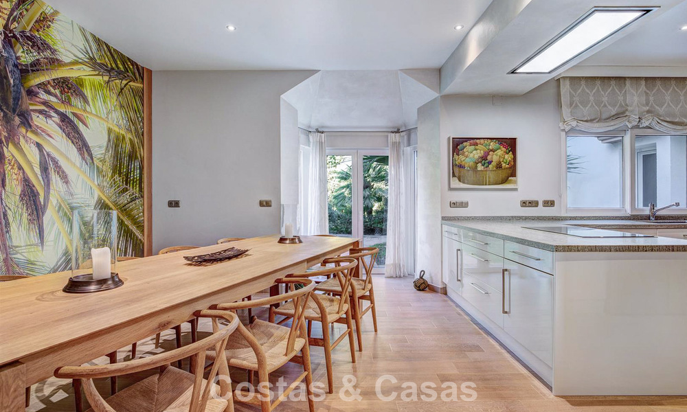 Luxueuze villa met mediterrane bouwstijl te koop op loopafstand van het strand en voorzieningen in Guadalmina Baja, Marbella 783104