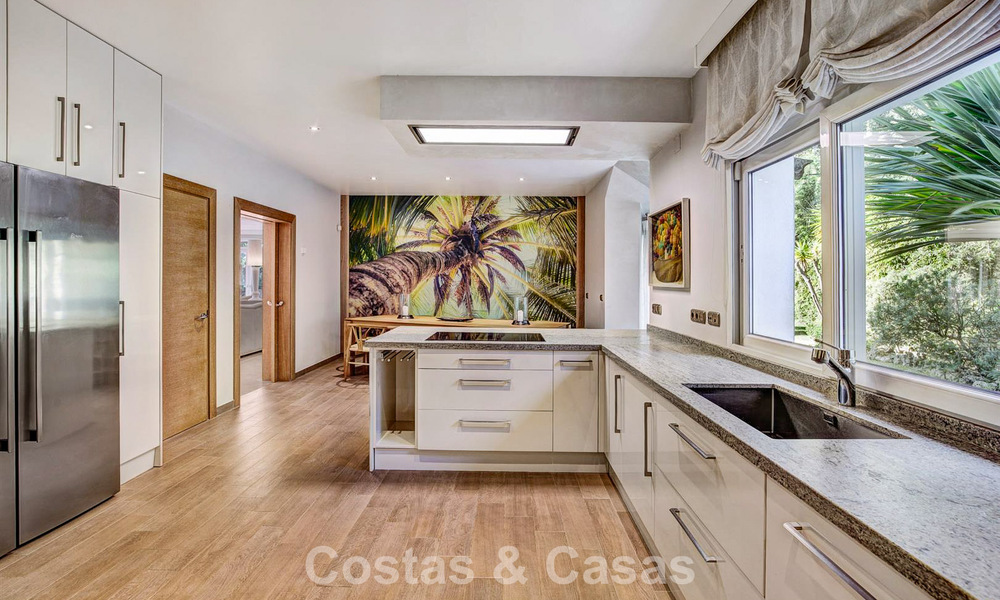 Luxueuze villa met mediterrane bouwstijl te koop op loopafstand van het strand en voorzieningen in Guadalmina Baja, Marbella 783105