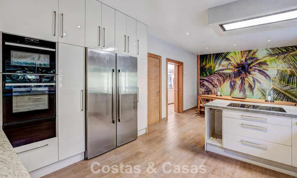 Luxueuze villa met mediterrane bouwstijl te koop op loopafstand van het strand en voorzieningen in Guadalmina Baja, Marbella 783109