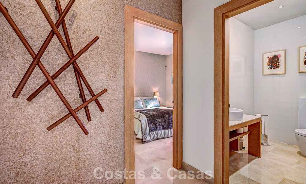 Luxueuze villa met mediterrane bouwstijl te koop op loopafstand van het strand en voorzieningen in Guadalmina Baja, Marbella 783110