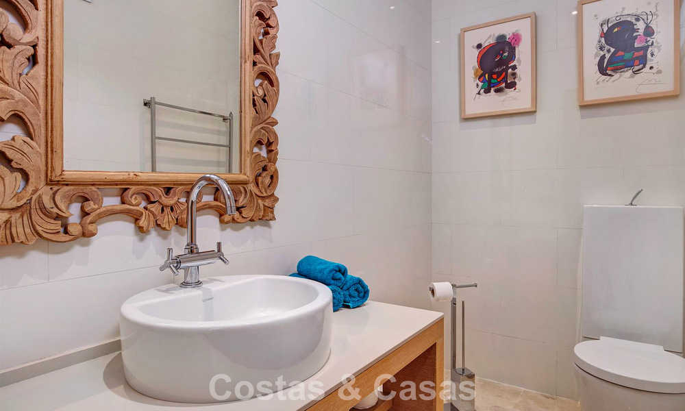 Luxueuze villa met mediterrane bouwstijl te koop op loopafstand van het strand en voorzieningen in Guadalmina Baja, Marbella 783111