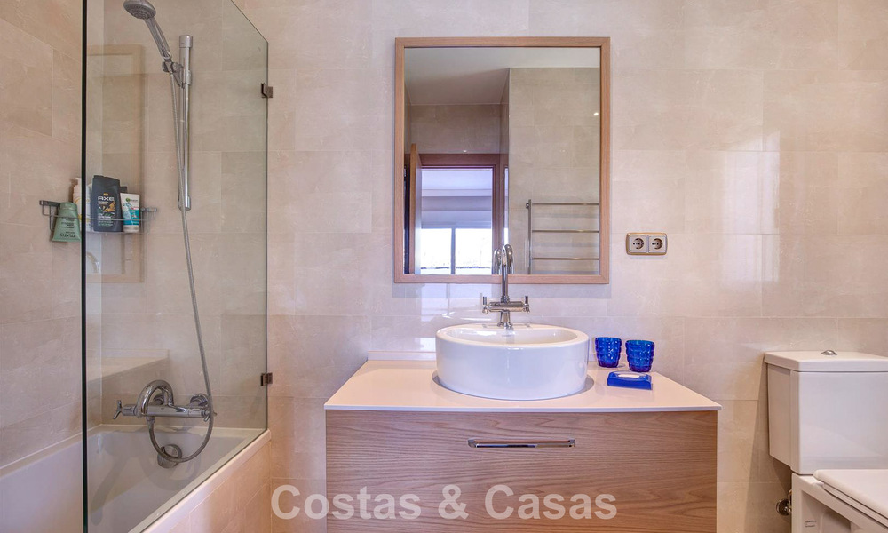 Luxueuze villa met mediterrane bouwstijl te koop op loopafstand van het strand en voorzieningen in Guadalmina Baja, Marbella 783113