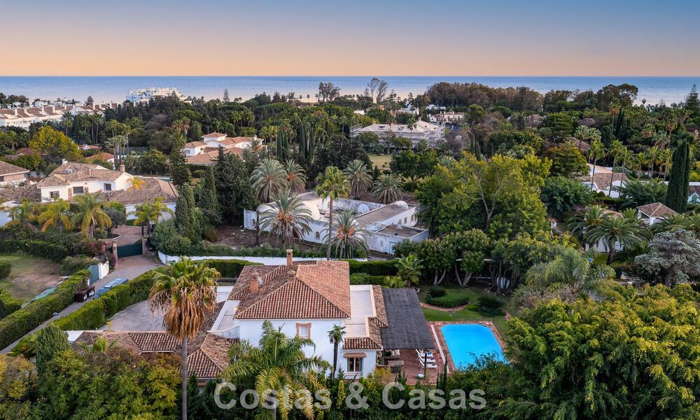 Luxueuze villa met mediterrane bouwstijl te koop op loopafstand van het strand en voorzieningen in Guadalmina Baja, Marbella 783119