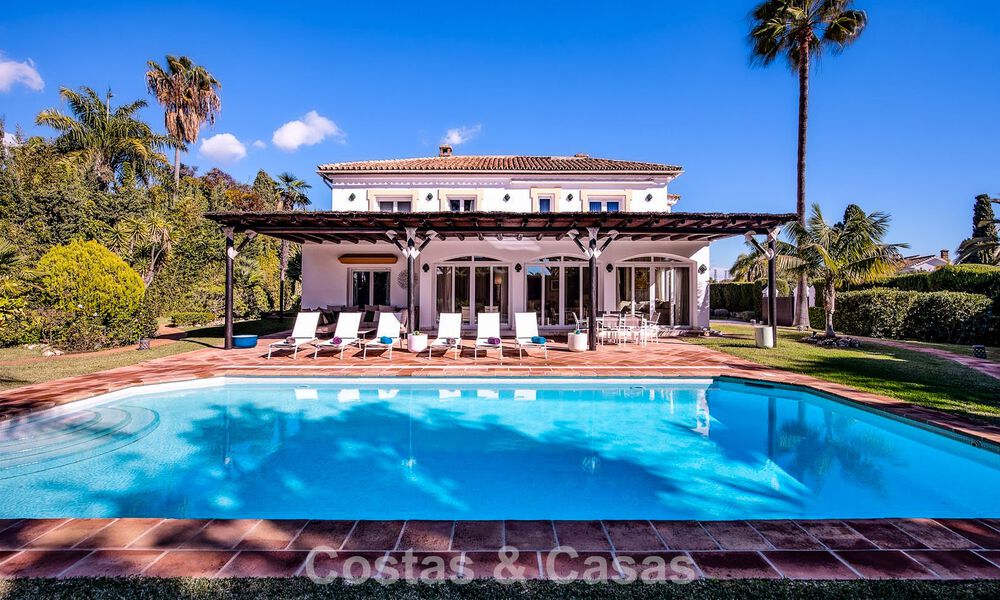 Luxueuze villa met mediterrane bouwstijl te koop op loopafstand van het strand en voorzieningen in Guadalmina Baja, Marbella 783122