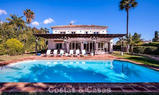Luxueuze villa met mediterrane bouwstijl te koop op loopafstand van het strand en voorzieningen in Guadalmina Baja, Marbella 783122 