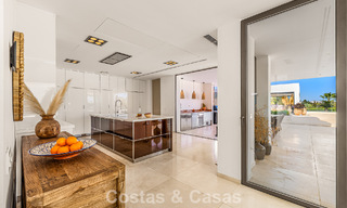 Gesofisticeerde luxevilla te koop met privé tennisbaan in het hart van Nueva Andalucia, Marbella 783622 