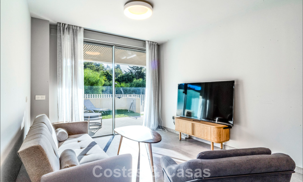 Gelijkvloers appartement met 2 slaapkamers te koop op een steenworp van het strand in Elviria, Marbella 783646