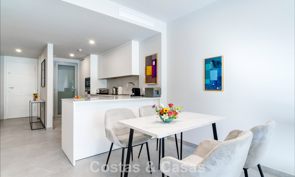 Gelijkvloers appartement met 2 slaapkamers te koop op een steenworp van het strand in Elviria, Marbella 783652