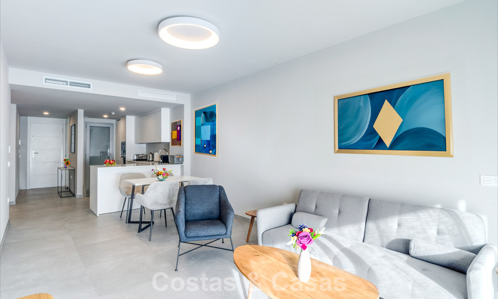 Gelijkvloers appartement met 2 slaapkamers te koop op een steenworp van het strand in Elviria, Marbella 783653