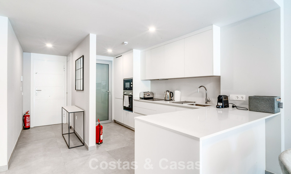 Gelijkvloers appartement met 2 slaapkamers te koop op een steenworp van het strand in Elviria, Marbella 783662