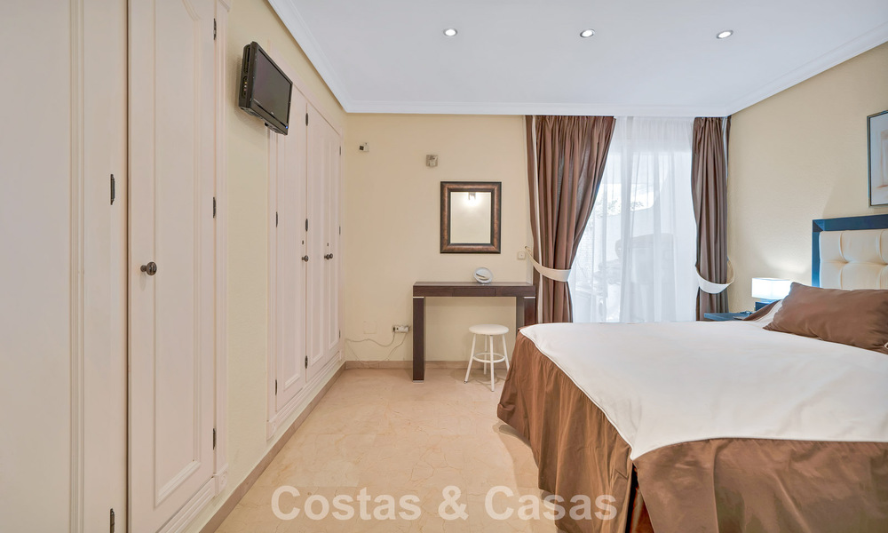 Begane grondappartement te koop in een eerstelijns strandcomplex op de New Golden Mile, Marbella - Estepona 783672