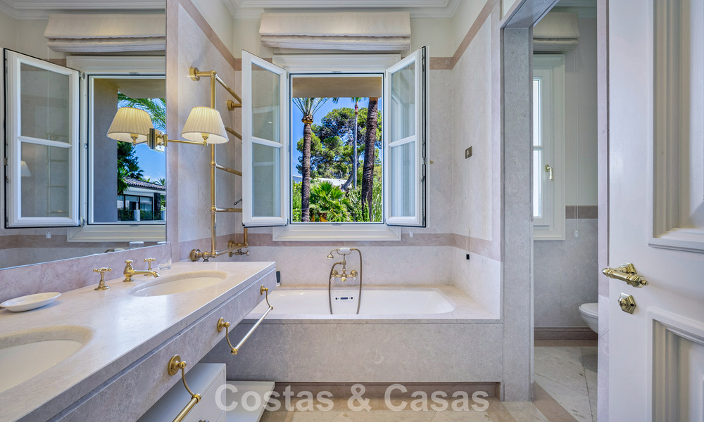 Klassieke, mediterrane luxevilla te koop op een steenworp van het strand in Los Monteros, ten oosten van Marbella centrum 783766