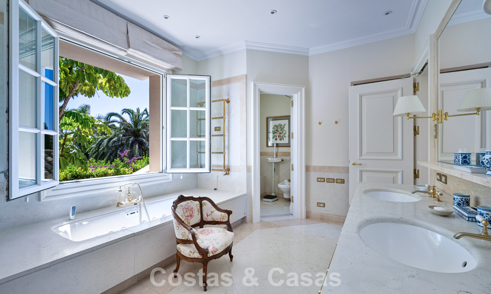 Klassieke, mediterrane luxevilla te koop op een steenworp van het strand in Los Monteros, ten oosten van Marbella centrum 783768