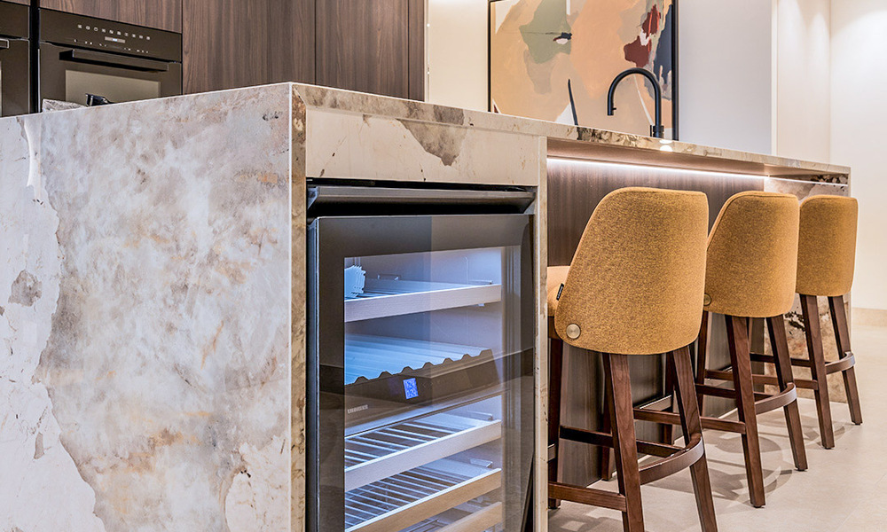 Stijlvol gerenoveerd appartement op eerstelijnsstrand, met frontaal zeezicht, tussen Marbella en Estepona 782891