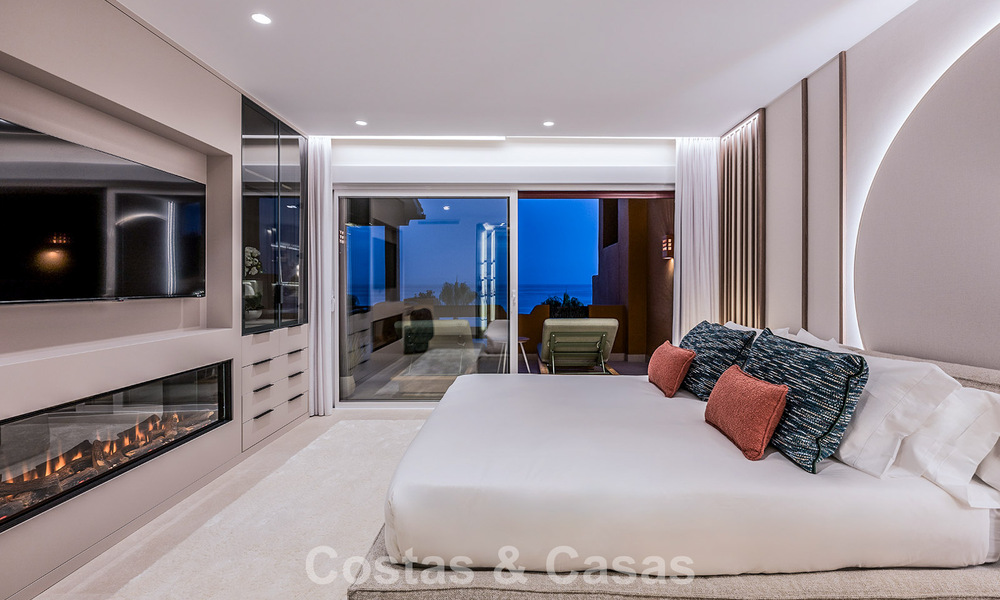 Stijlvol gerenoveerd appartement op eerstelijnsstrand, met frontaal zeezicht, tussen Marbella en Estepona 782895