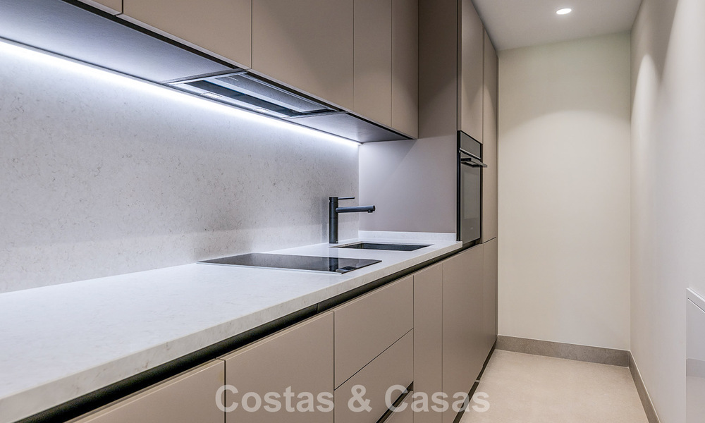 Stijlvol gerenoveerd appartement op eerstelijnsstrand, met frontaal zeezicht, tussen Marbella en Estepona 782897