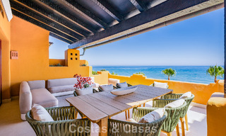 Stijlvol gerenoveerd appartement op eerstelijnsstrand, met frontaal zeezicht, tussen Marbella en Estepona 782900 