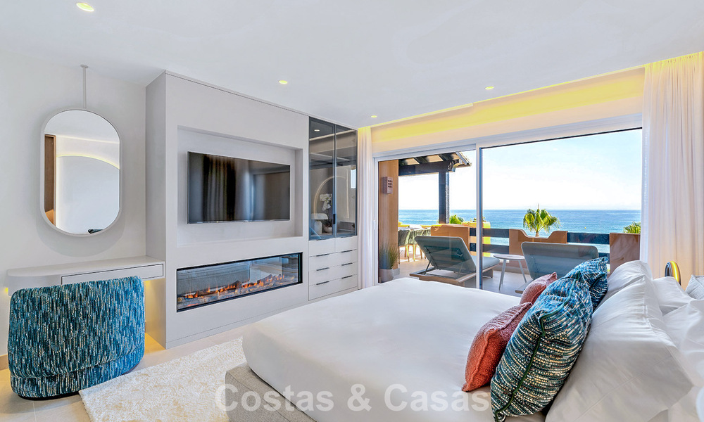 Stijlvol gerenoveerd appartement op eerstelijnsstrand, met frontaal zeezicht, tussen Marbella en Estepona 782907