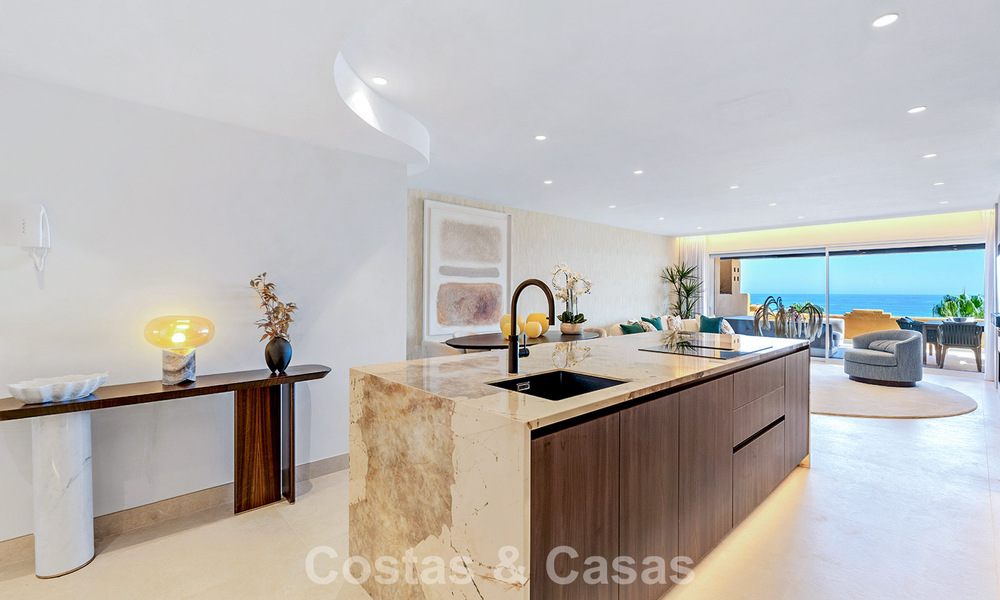 Stijlvol gerenoveerd appartement op eerstelijnsstrand, met frontaal zeezicht, tussen Marbella en Estepona 782908