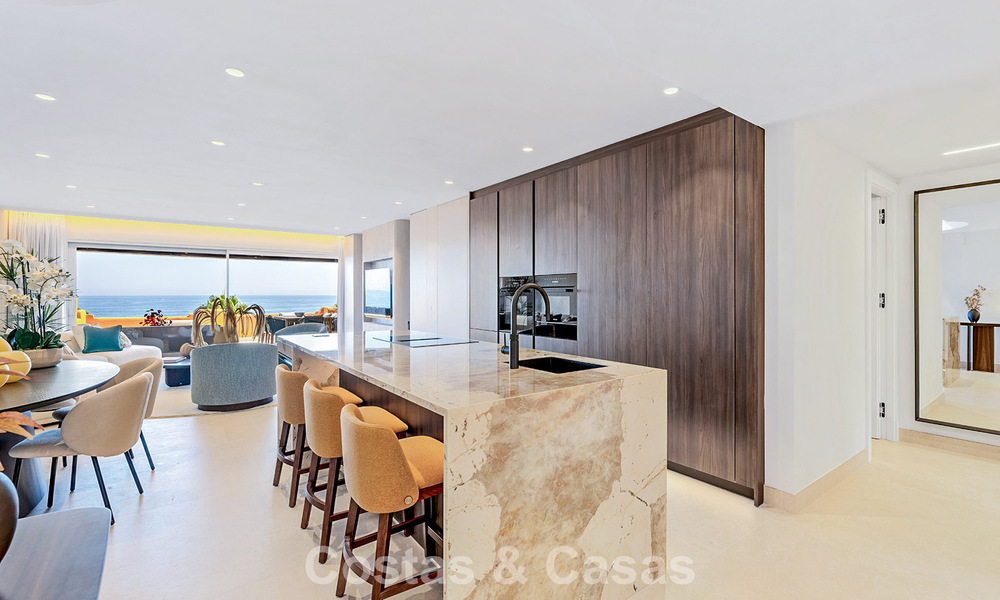 Stijlvol gerenoveerd appartement op eerstelijnsstrand, met frontaal zeezicht, tussen Marbella en Estepona 782909