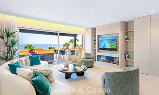 Stijlvol gerenoveerd appartement op eerstelijnsstrand, met frontaal zeezicht, tussen Marbella en Estepona 782911 