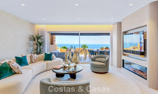 Stijlvol gerenoveerd appartement op eerstelijnsstrand, met frontaal zeezicht, tussen Marbella en Estepona 782912 