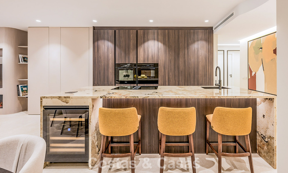 Stijlvol gerenoveerd appartement op eerstelijnsstrand, met frontaal zeezicht, tussen Marbella en Estepona 782915