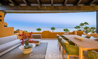 Stijlvol gerenoveerd appartement op eerstelijnsstrand, met frontaal zeezicht, tussen Marbella en Estepona 782920 