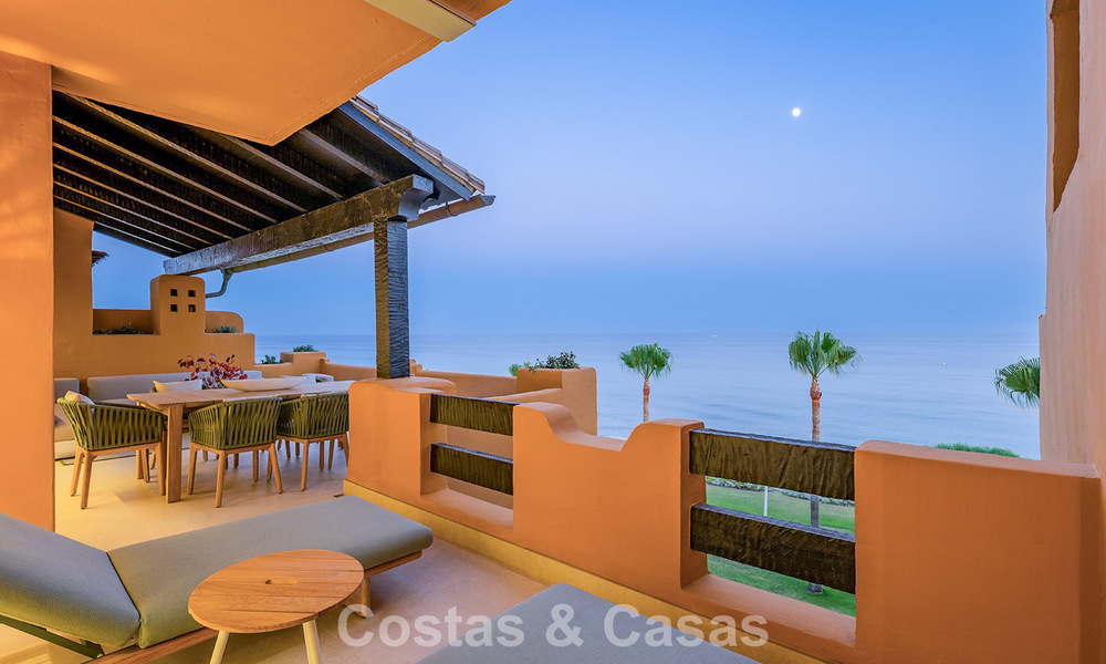 Stijlvol gerenoveerd appartement op eerstelijnsstrand, met frontaal zeezicht, tussen Marbella en Estepona 782925