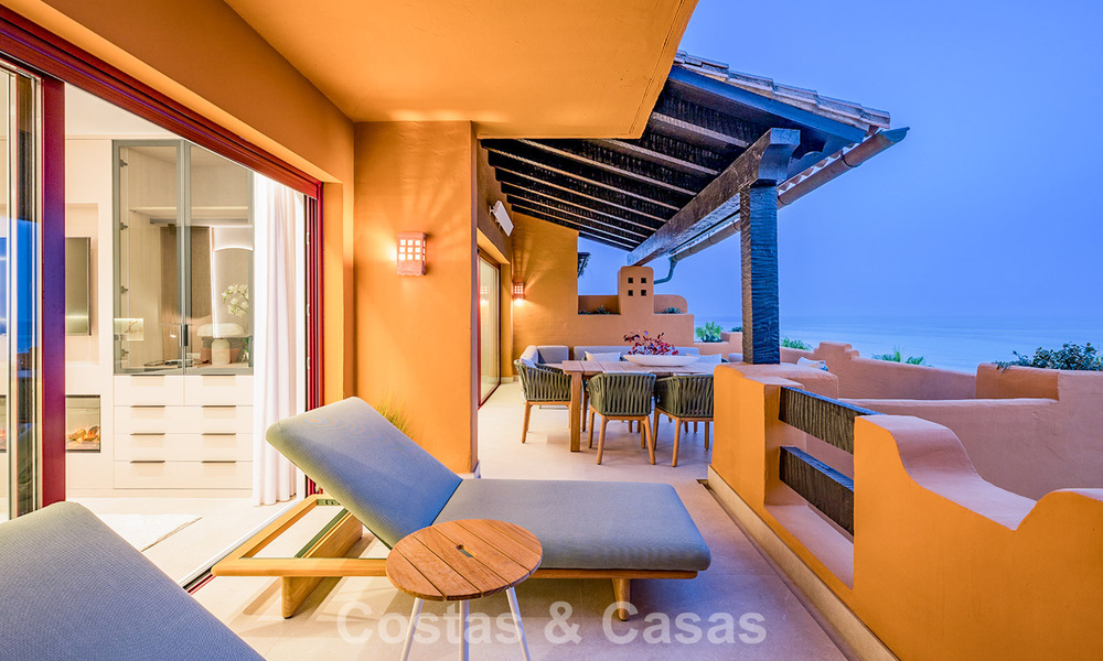 Stijlvol gerenoveerd appartement op eerstelijnsstrand, met frontaal zeezicht, tussen Marbella en Estepona 782926