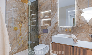 Stijlvol gerenoveerd appartement op eerstelijnsstrand, met frontaal zeezicht, tussen Marbella en Estepona 782927 