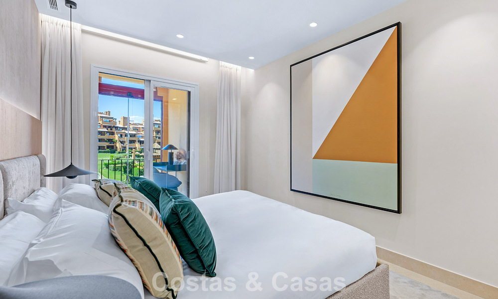 Stijlvol gerenoveerd appartement op eerstelijnsstrand, met frontaal zeezicht, tussen Marbella en Estepona 782929