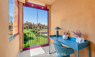 Stijlvol gerenoveerd appartement op eerstelijnsstrand, met frontaal zeezicht, tussen Marbella en Estepona 782931 