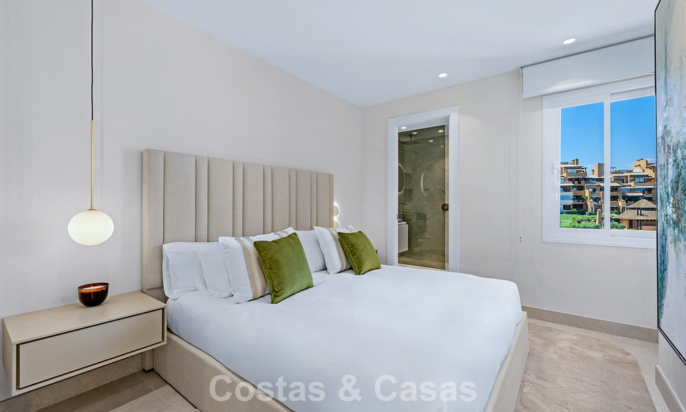 Stijlvol gerenoveerd appartement op eerstelijnsstrand, met frontaal zeezicht, tussen Marbella en Estepona 782932