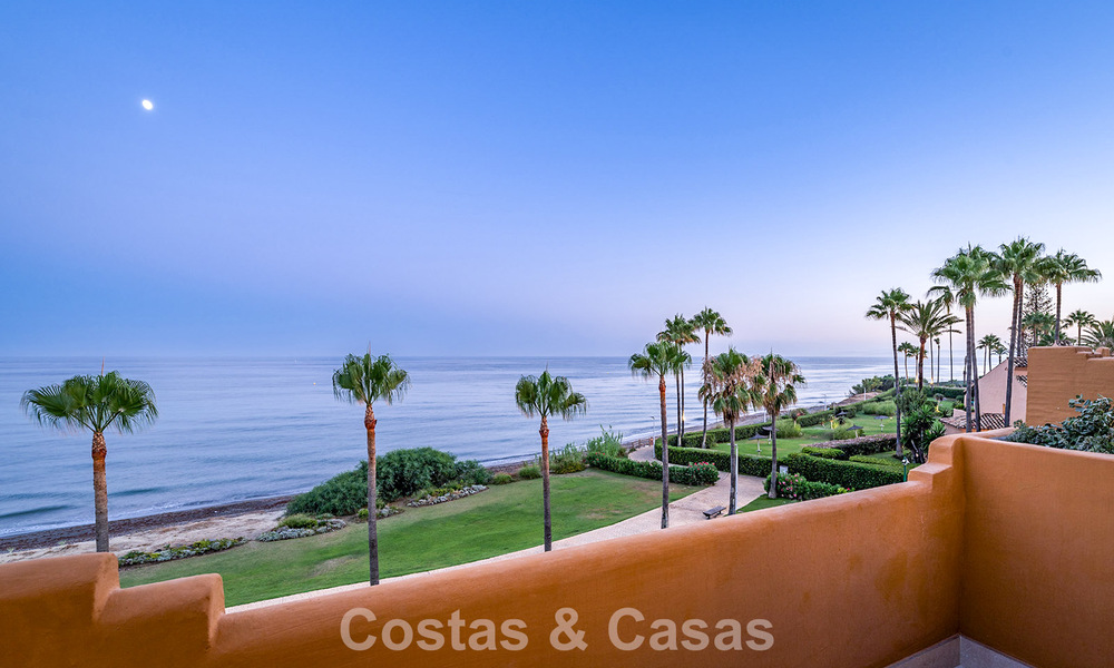 Stijlvol gerenoveerd appartement op eerstelijnsstrand, met frontaal zeezicht, tussen Marbella en Estepona 782933