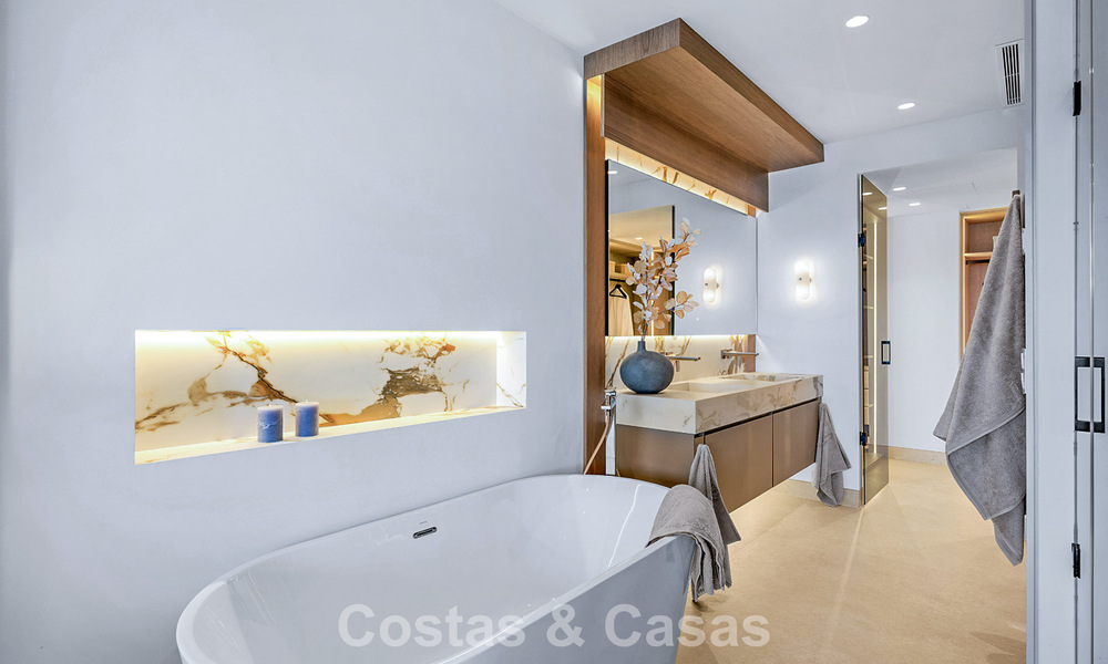 Stijlvol gerenoveerd appartement op eerstelijnsstrand, met frontaal zeezicht, tussen Marbella en Estepona 782934