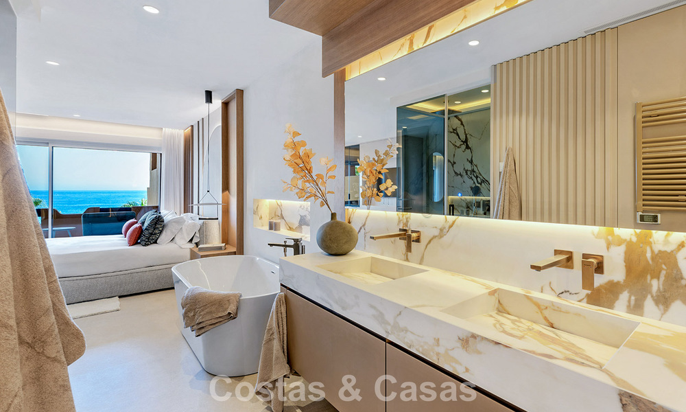 Stijlvol gerenoveerd appartement op eerstelijnsstrand, met frontaal zeezicht, tussen Marbella en Estepona 782935