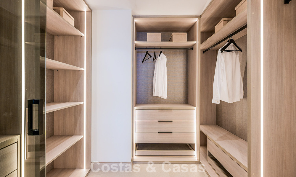 Stijlvol gerenoveerd appartement op eerstelijnsstrand, met frontaal zeezicht, tussen Marbella en Estepona 782939